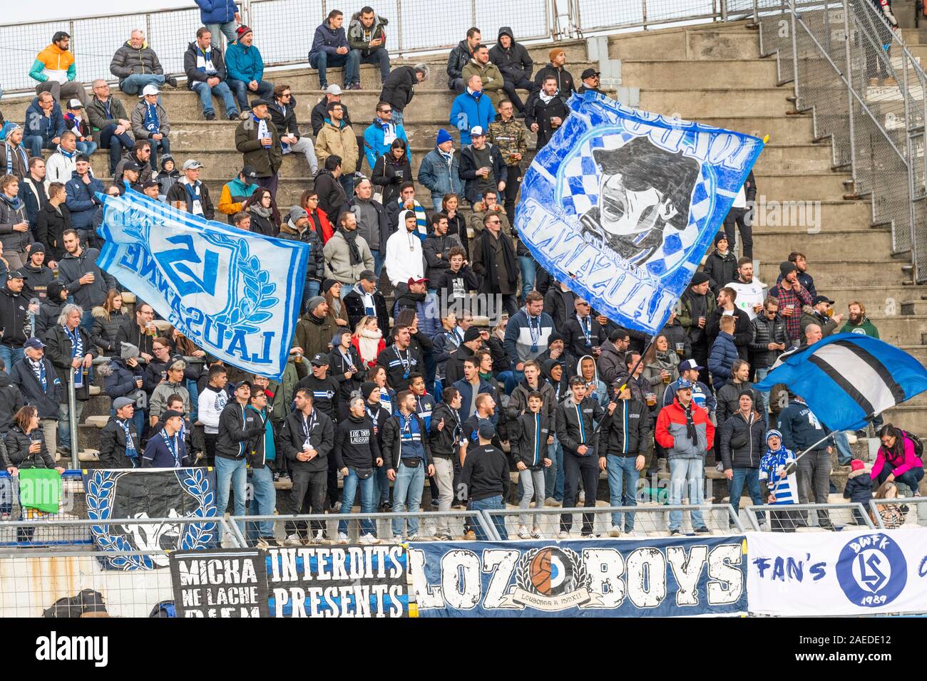 Losanna, Svizzera. 08 Dic, 2019. Losanna, Svizzera - 2019/11/08: i sostenitori di Losanna Sport che cantano durante il diciassettesimo giorno del Brach.ch Challenge League tra losanna Sport e Fc Vaduz. Fc Vaduz vince 2-0 (foto di Eric Dubost/Pacific Stampa) Credito: Pacific Press Agency/Alamy Live News Foto Stock