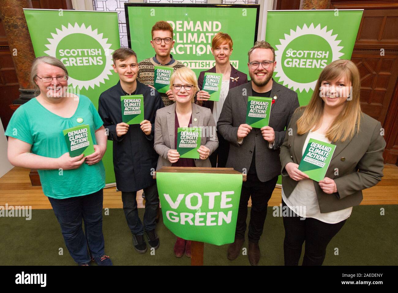 Glasgow, Regno Unito. Il 25 novembre 2019. Nella foto: (L-R) Scottish Partito Verde candidati: Elaine Gallagher - Glasgow Central; Cameron Glasgow - Livingston; Ben Parker - Edinburgh Sud Ovest; Carolyn Scrimgeour - East Dunbartonshire; Claire Miller - est di Edimburgo; Dan Hutchison - Glasgow South; Gillian Mackay - Linlithgow & East Falkirk. Credito: Colin Fisher/Alamy Live News. Foto Stock