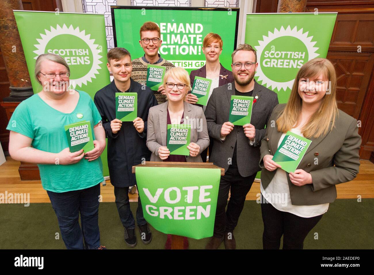 Glasgow, Regno Unito. Il 25 novembre 2019. Nella foto: (L-R) Scottish Partito Verde candidati: Elaine Gallagher - Glasgow Central; Cameron Glasgow - Livingston; Ben Parker - Edinburgh Sud Ovest; Carolyn Scrimgeour - East Dunbartonshire; Claire Miller - est di Edimburgo; Dan Hutchison - Glasgow South; Gillian Mackay - Linlithgow & East Falkirk. Credito: Colin Fisher/Alamy Live News. Foto Stock