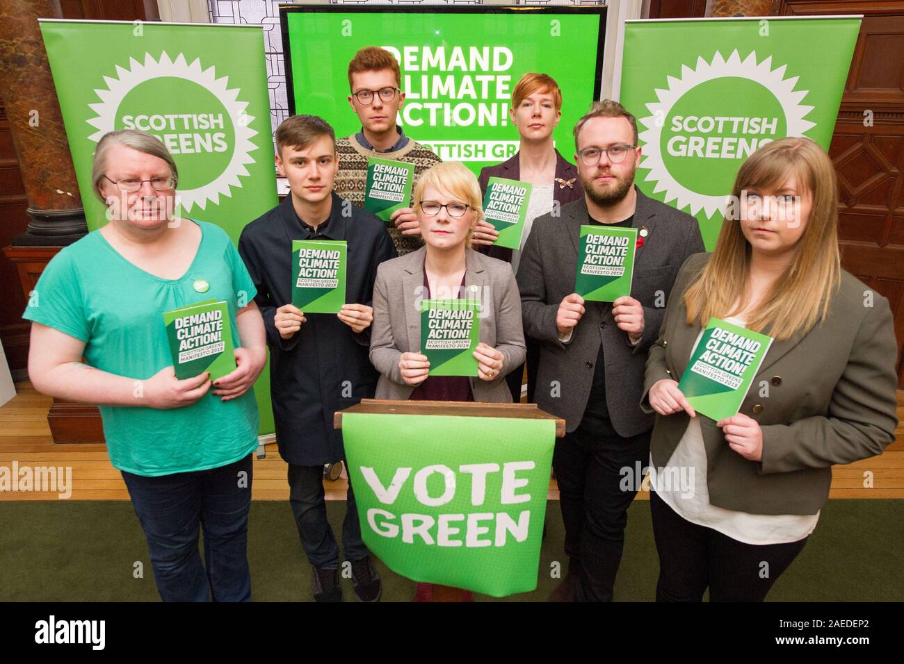 Glasgow, Regno Unito. Il 25 novembre 2019. Nella foto: (L-R) Scottish Partito Verde candidati: Elaine Gallagher - Glasgow Central; Cameron Glasgow - Livingston; Ben Parker - Edinburgh Sud Ovest; Carolyn Scrimgeour - East Dunbartonshire; Claire Miller - est di Edimburgo; Dan Hutchison - Glasgow South; Gillian Mackay - Linlithgow & East Falkirk. Credito: Colin Fisher/Alamy Live News. Foto Stock