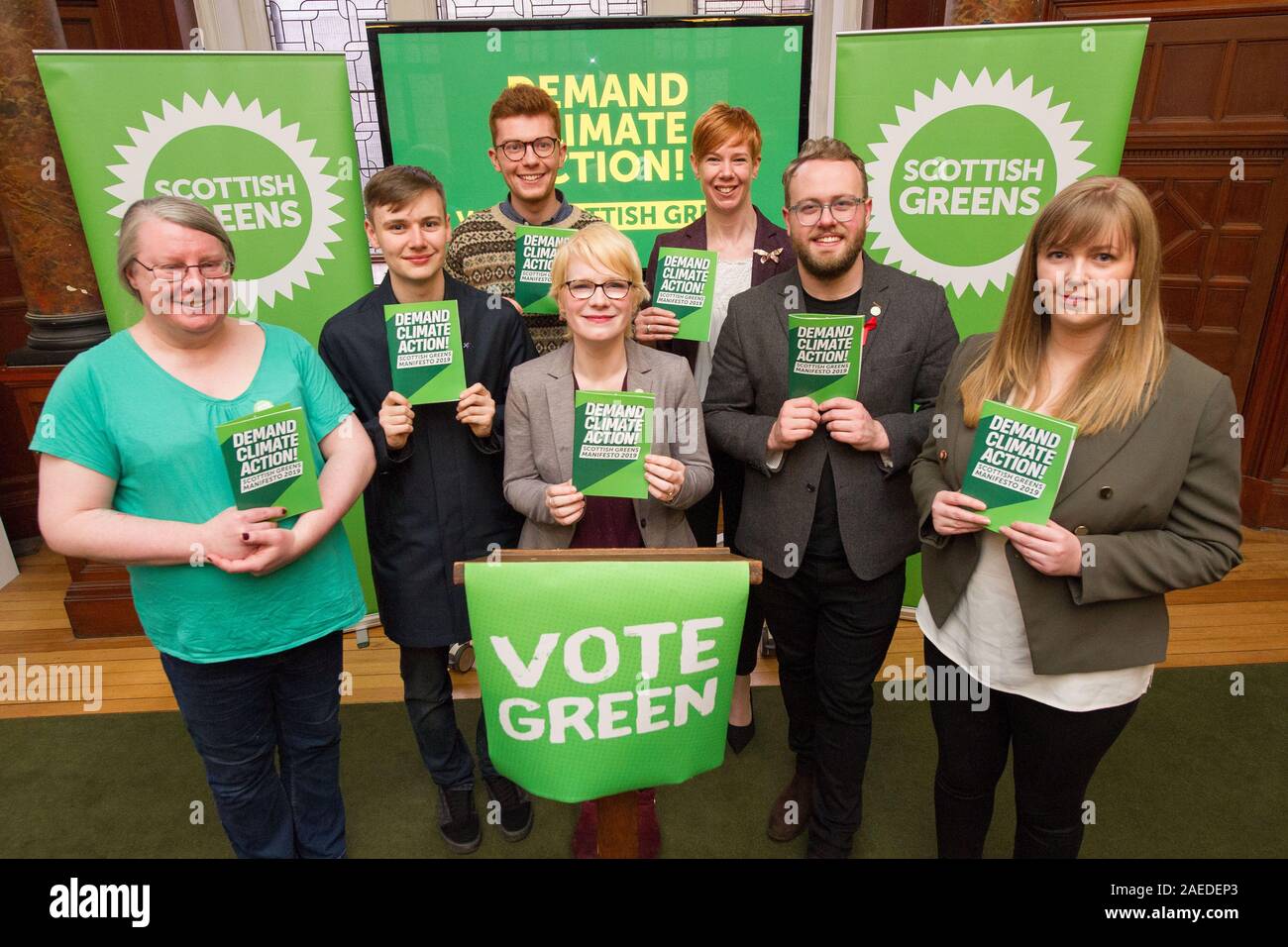 Glasgow, Regno Unito. Il 25 novembre 2019. Nella foto: (L-R) Scottish Partito Verde candidati: Elaine Gallagher - Glasgow Central; Cameron Glasgow - Livingston; Ben Parker - Edinburgh Sud Ovest; Carolyn Scrimgeour - East Dunbartonshire; Claire Miller - est di Edimburgo; Dan Hutchison - Glasgow South; Gillian Mackay - Linlithgow & East Falkirk. Credito: Colin Fisher/Alamy Live News. Foto Stock