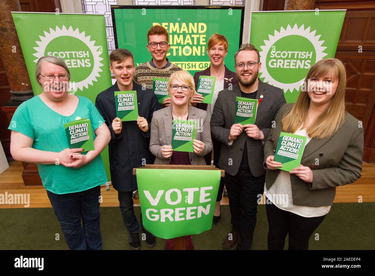 Glasgow, Regno Unito. Il 25 novembre 2019. Nella foto: (L-R) Scottish Partito Verde candidati: Elaine Gallagher - Glasgow Central; Cameron Glasgow - Livingston; Ben Parker - Edinburgh Sud Ovest; Carolyn Scrimgeour - East Dunbartonshire; Claire Miller - est di Edimburgo; Dan Hutchison - Glasgow South; Gillian Mackay - Linlithgow & East Falkirk. Credito: Colin Fisher/Alamy Live News. Foto Stock