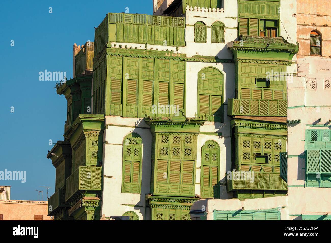 Vista del famoso Noorwali verdolino coral town house al Souk al Alawi Street nel centro storico della città di Al Balad, Jeddah, Arabia Saudita Foto Stock