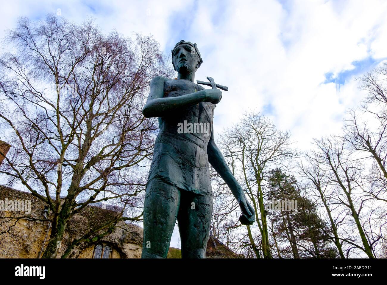 Statua di San Edmund da Elisabeth Frink nella cattedrale motivi, Bury St Edmunds, Suffolk REGNO UNITO Foto Stock