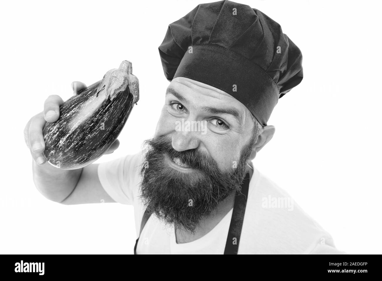 Il viola è il colore più felici. Uomo Barbuto tenere la melanzana vegetali. Cuocere con sani di verdure o frutta. Preparare la melanzana per la cottura. Vegetali e cibo vegetariano. Dieta sana. Foto Stock