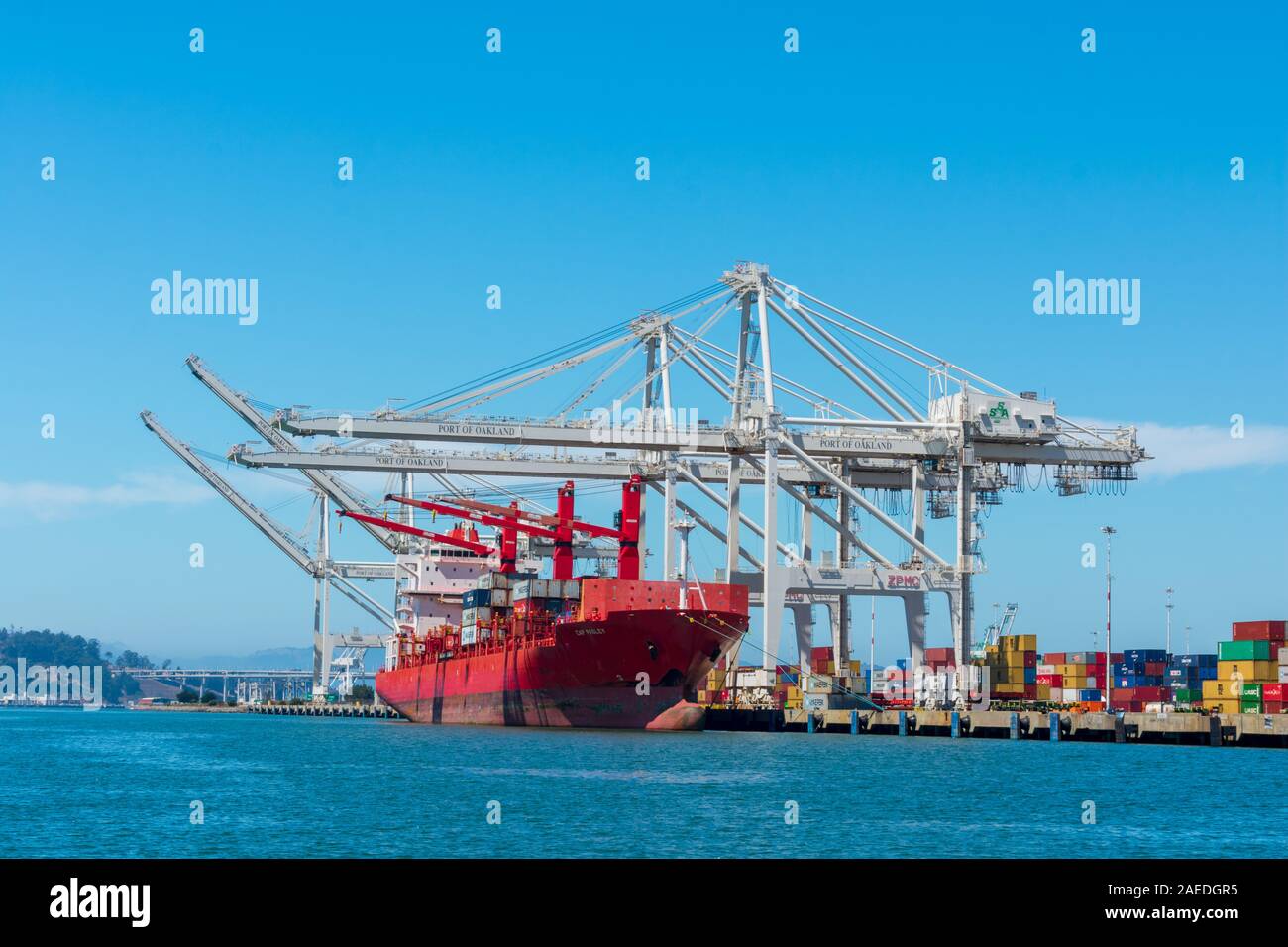 Contenitore di gru di carico scarico contenitore rosso cappuccio nave PASLEY a Oakland International Terminal per Container - Oakland, la California, Stati Uniti d'America - Circa agosto, Foto Stock