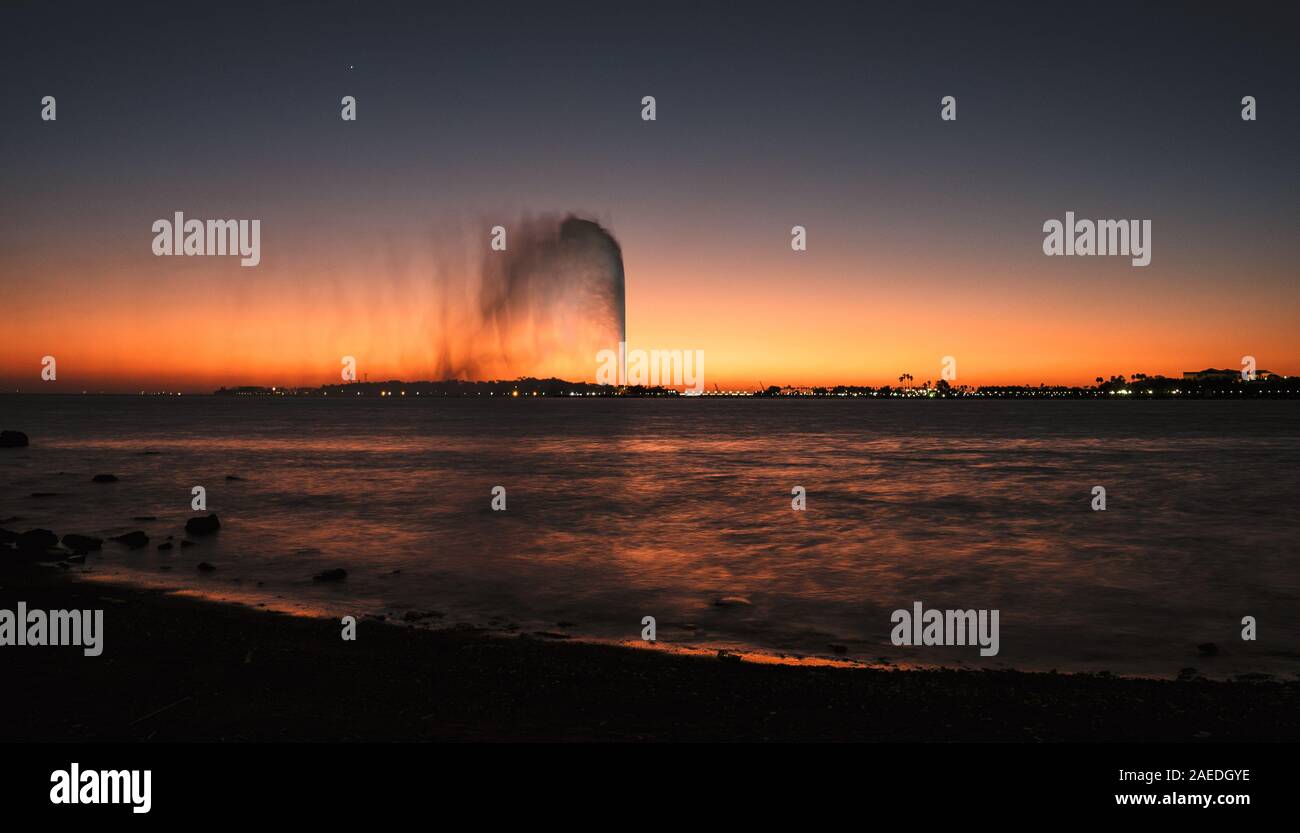 Vista panoramica del Re Fahd di Trevi visto da sud Corniche, Jeddah, Arabia Saudita, con un bel tramonto in background Foto Stock