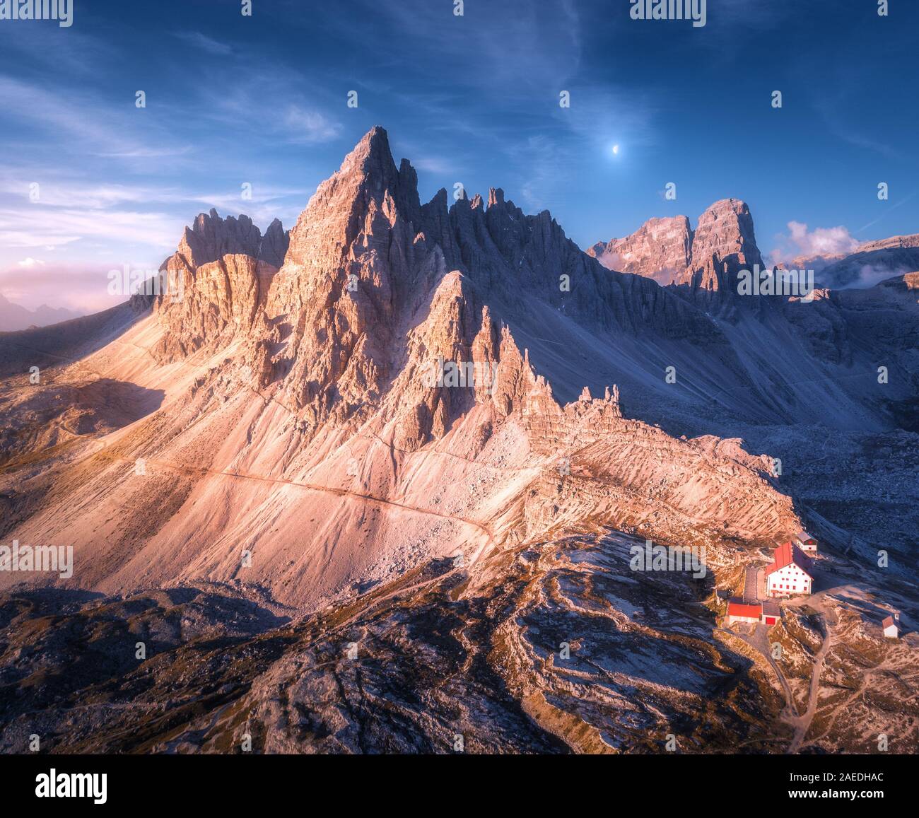 Le montagne con bella casa e chiesa al tramonto in autunno Foto Stock