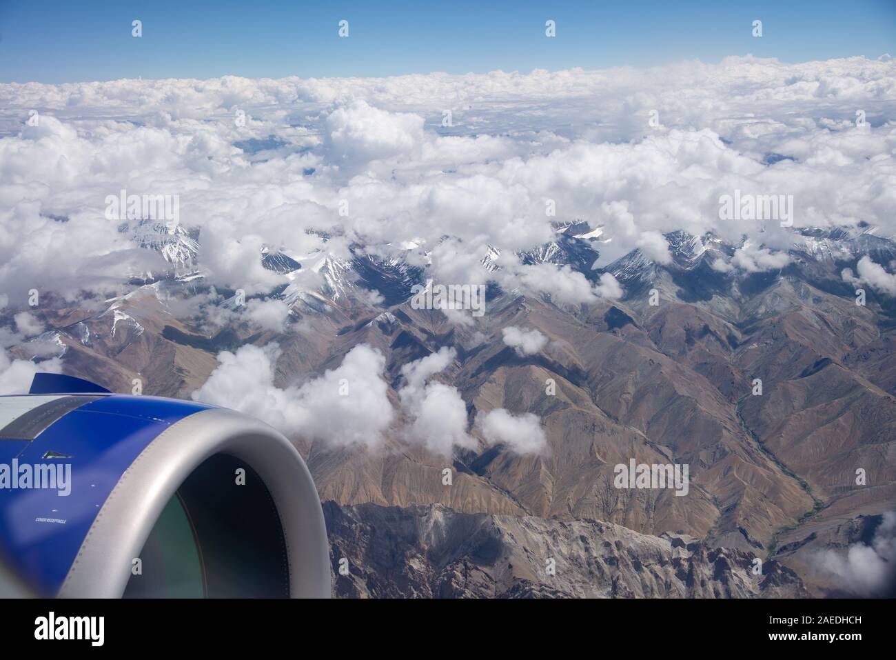 Vista sulle montagne innevate dall'Himalaya in Ladakh, India settentrionale Foto Stock