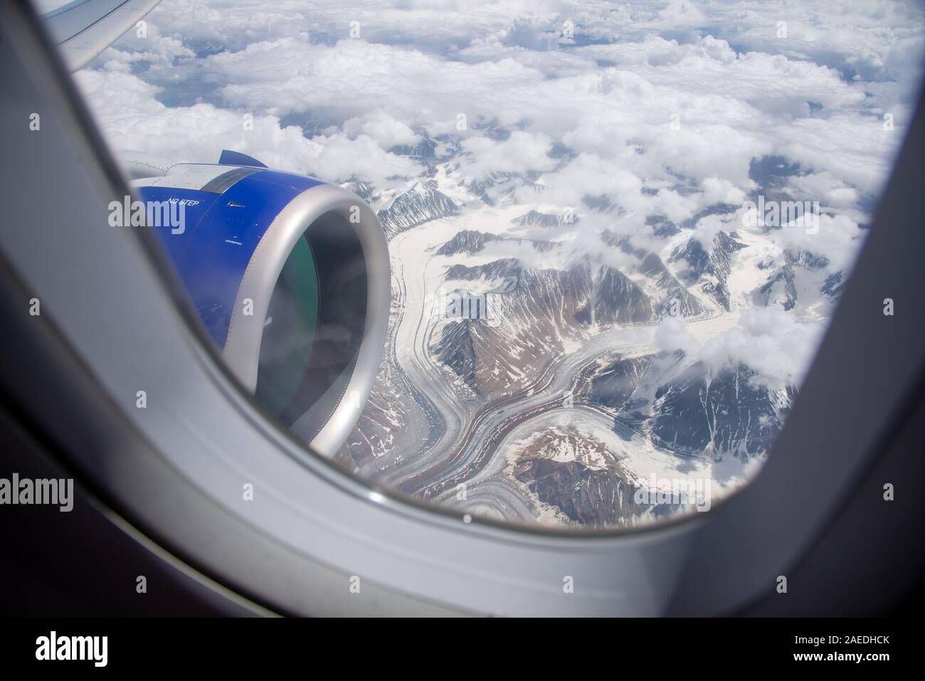 Vista attraverso la finestra di aeroplano a montagne innevate e ghiacciai dell Himalaya in Ladakh, India settentrionale Foto Stock