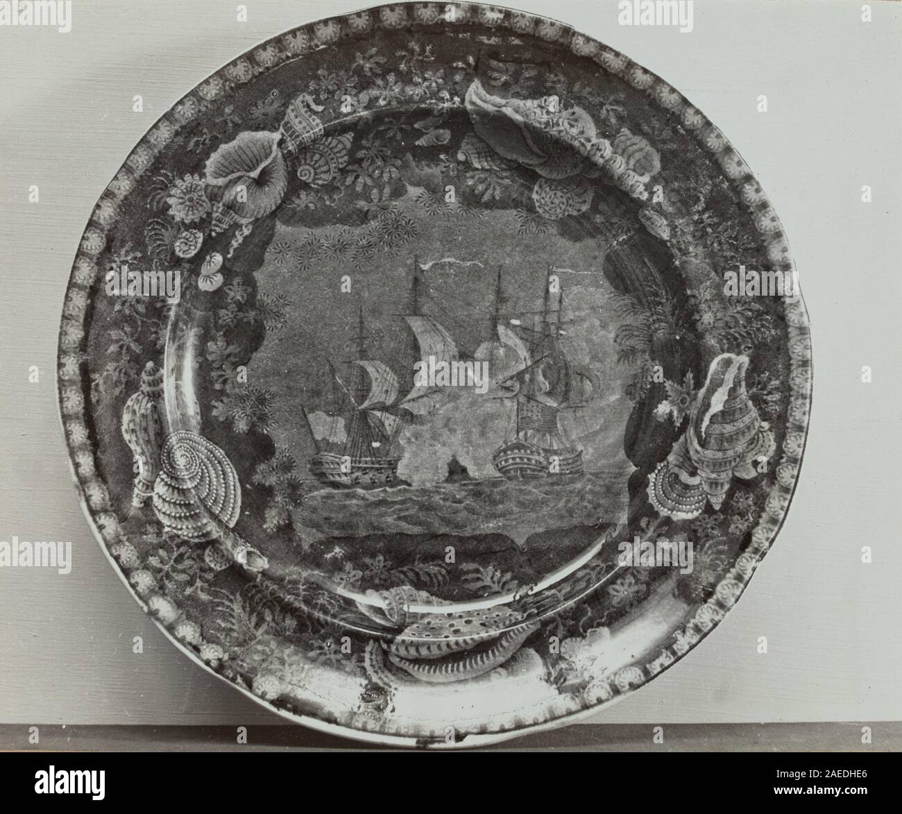 Piatto in ceramica di Helmut Hiatt intorno al 1936 intitolato "battaglia navale". Il piatto presenta una scena dipinta raffigurante navi da guerra, acqua e figure impegnate in una storica battaglia navale, che riflette le stoviglie decorative americane degli anni '1930. Foto Stock