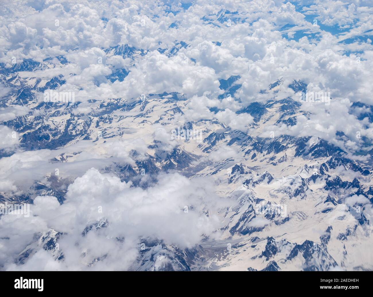 Vista sulle montagne innevate dall'Himalaya in Ladakh, India settentrionale Foto Stock