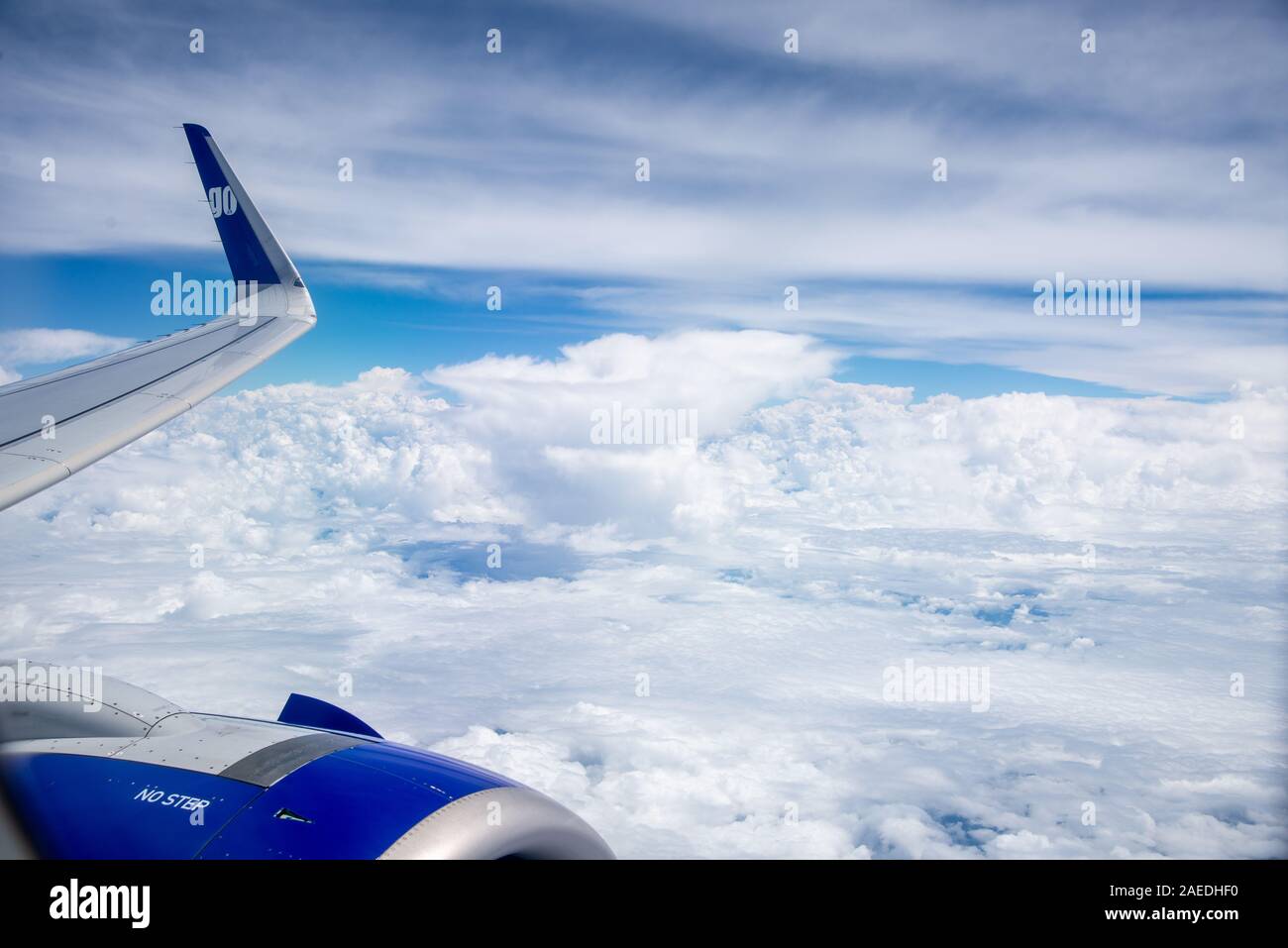Vista dall'aereo con il bianco delle nuvole e cielo blu Foto Stock