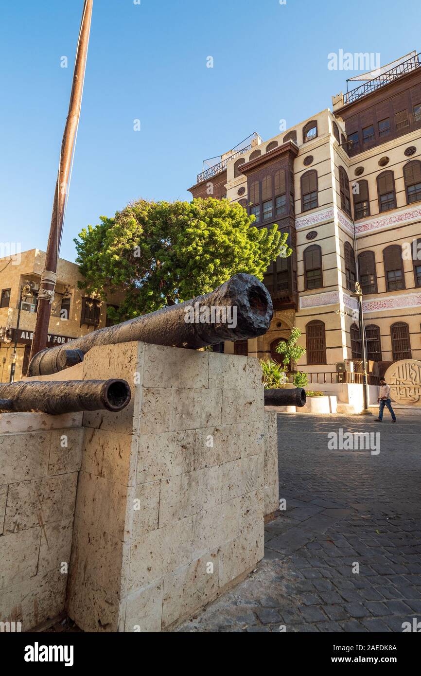 Vista del cannone di fronte al Nasseef coral town house, Souk al Alawi Street nel quartiere storico di Al Balad, Jeddah, Arabia Saudita, KSA Foto Stock