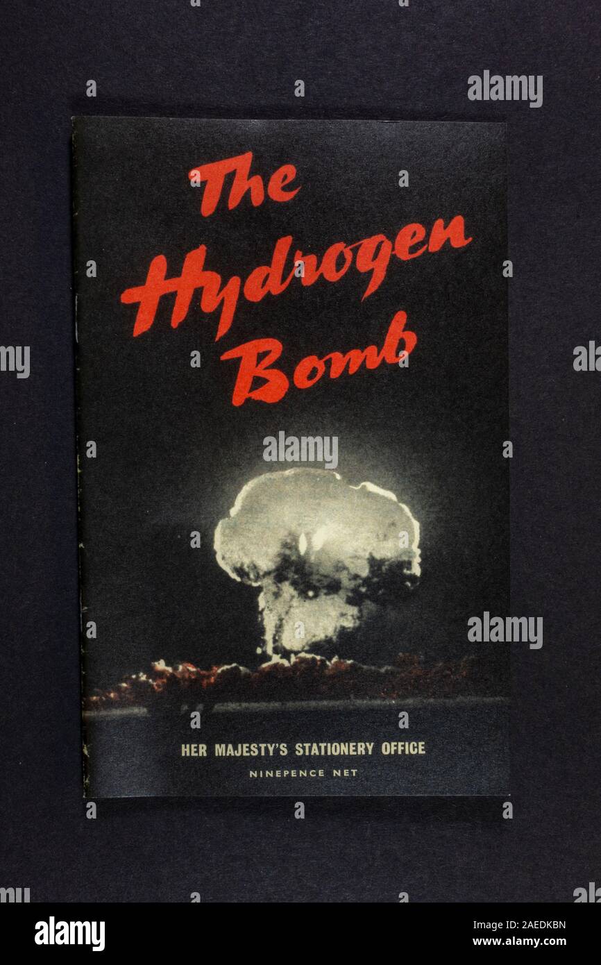 'The Hydrogen Bomb' opuscolo pubblicato da HM Stationery Office (1957), un pezzo di replica cimeli dall'era della Guerra fredda. Foto Stock