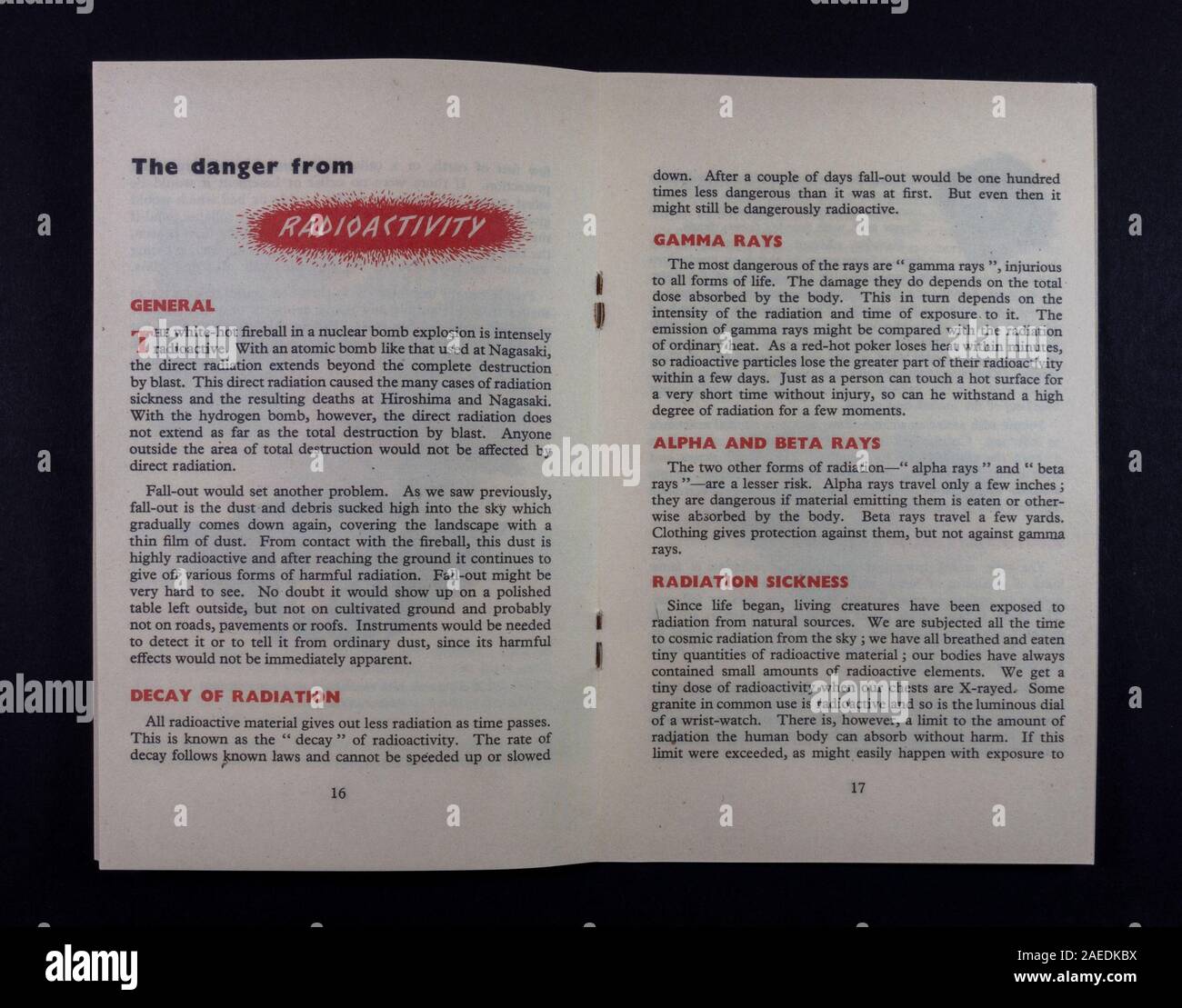 Pericoli di radioattività nel libretto 'The Hydrogen Bomb' pubblicato da HM Stationery Office (1957), un pezzo di cimeli replica dall'era della Guerra fredda. Foto Stock