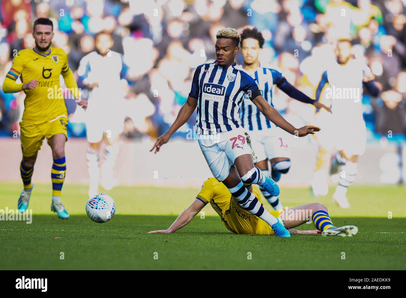 8 dicembre 2019, i biancospini, West Bromwich, Inghilterra; Sky scommessa campionato, West Bromwich Albion v Swansea City : Grady Diangana (29) del West Bromwich Albion evita una slitta affrontare per avviare una veloce pausa Credito: Gareth Dalley/news immagini Foto Stock