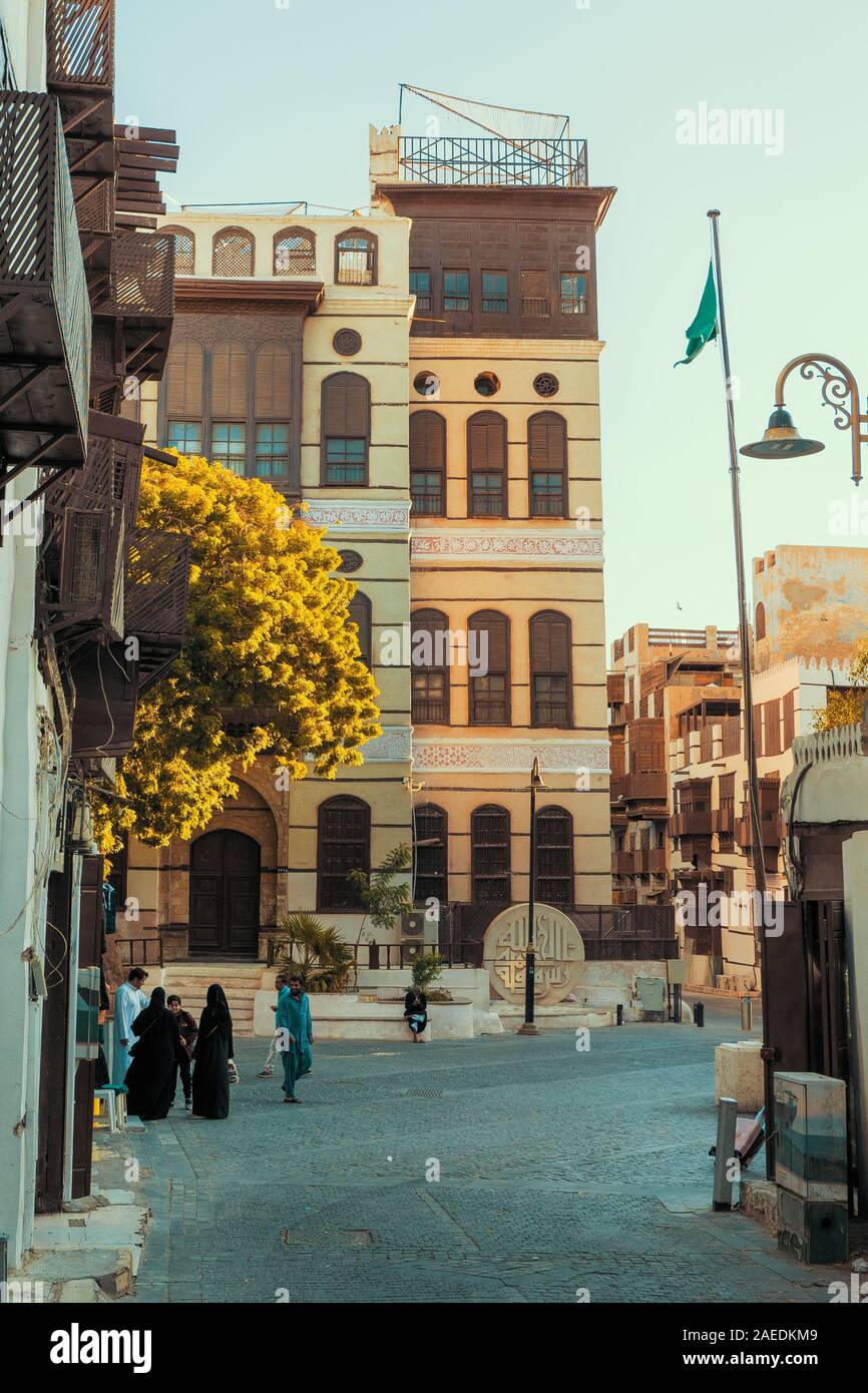 Vista della facciata ornata di Nasseef coral town house, Souk al Alawi Street nel quartiere storico di Al Balad, Jeddah, Arabia Saudita, KSA Foto Stock