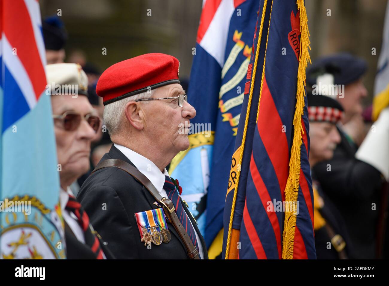 Un ex membro della Royal polizia militare indossa la Prima Guerra Mondiale di medaglie di un membro della famiglia Foto Stock