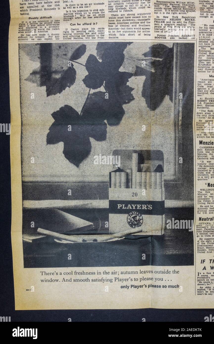 Pubblicità per I Giocatori sigarette in Serata Standard (replica) giornale dal 23rd ottobre 1962 durante la crisi missilistica cubana. Foto Stock
