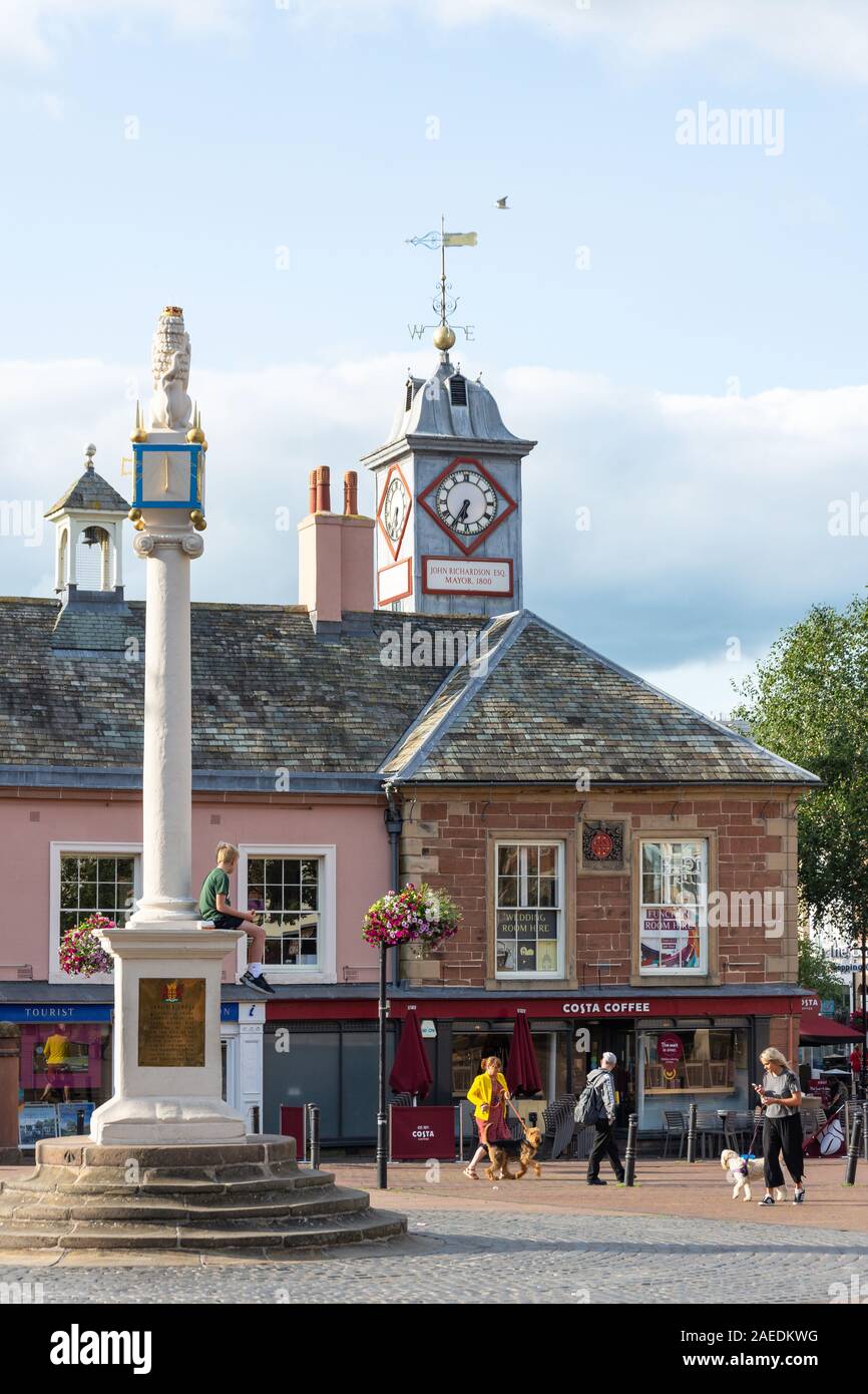 Mercato Monumento a croce e il Vecchio Municipio, Market Cross, Carlisle, città di Carlisle, Cumbria, England, Regno Unito Foto Stock