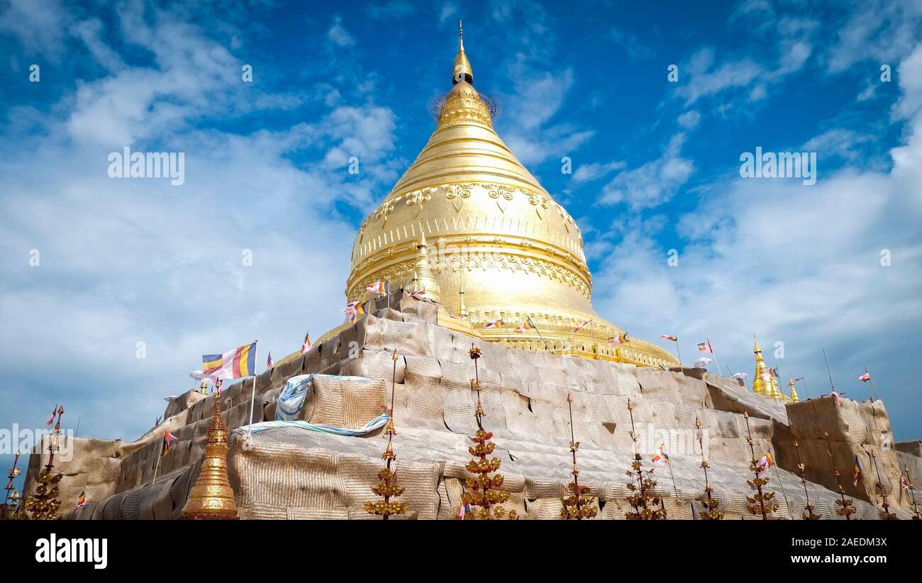 Shwedagon pagoda Myanmer famoso luogo sacro e di attrazione turistica landmark - Yangon Myanmar Foto Stock