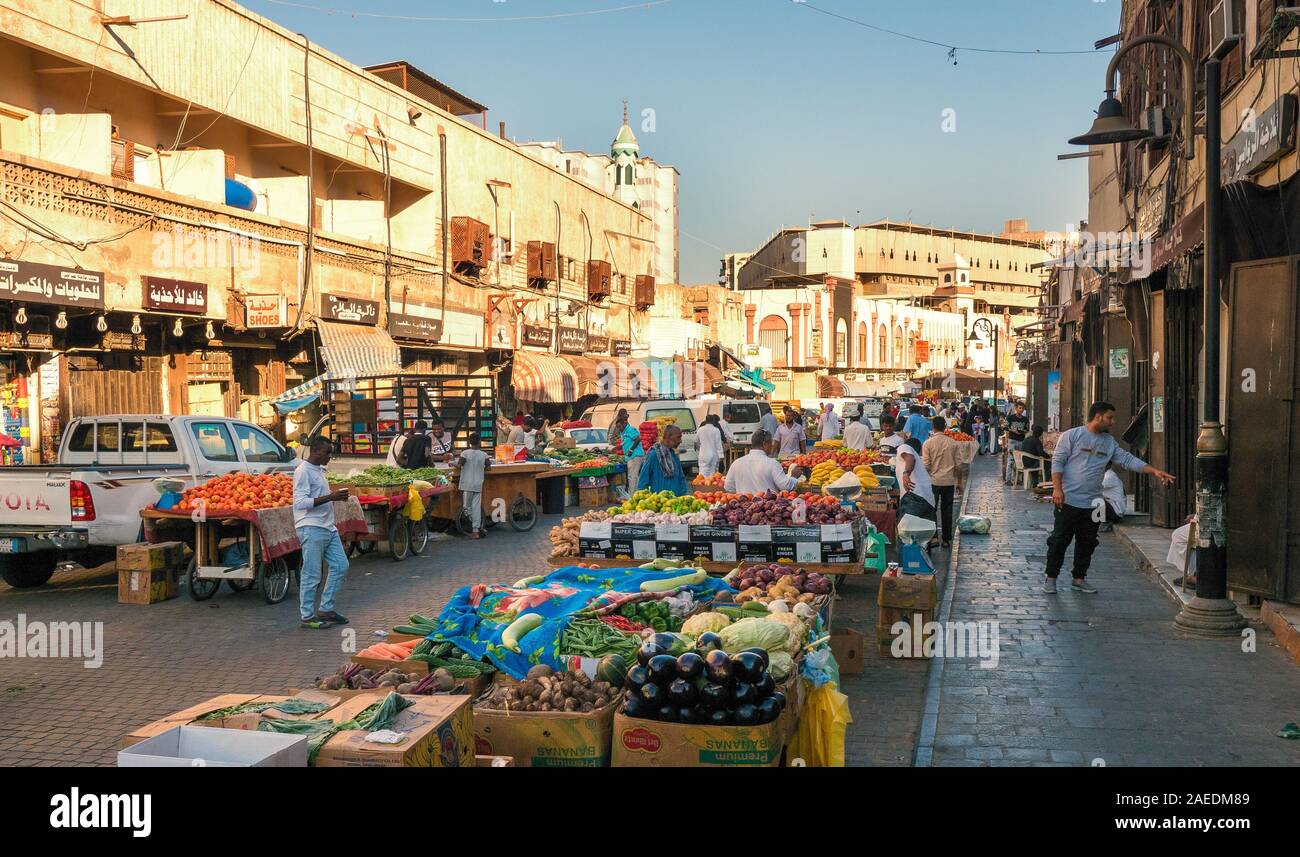 Vista di persone al Souk Baab Makkah street market presso il quartiere storico Al Balad in Jeddah, KSA, Arabia Saudita Foto Stock