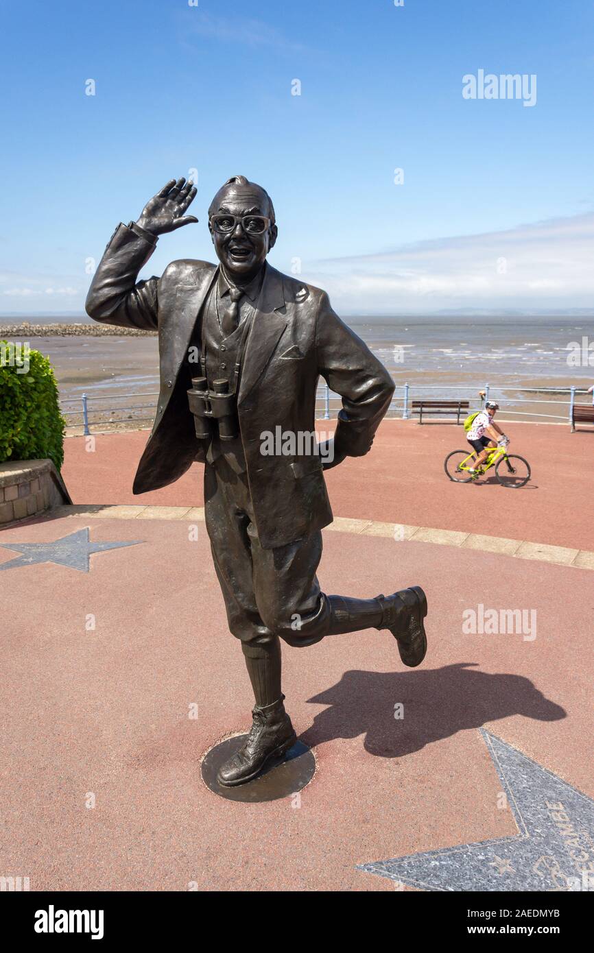 Eric Morecambe statua sul lungomare, Morecambe, Lancashire, Inghilterra, Regno Unito Foto Stock