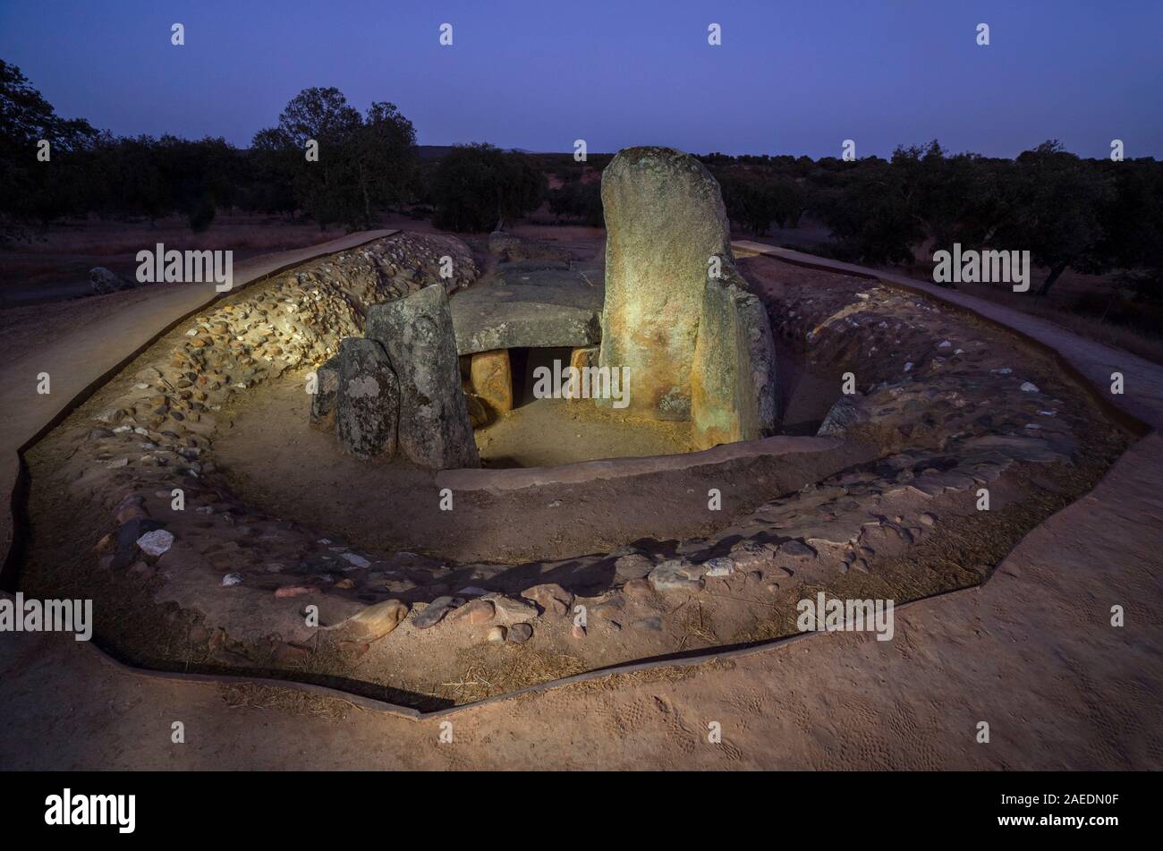 Dolmen di Lacara, il più grande di sepoltura megalitica in Estremadura. Spagna. Vista notturna Foto Stock