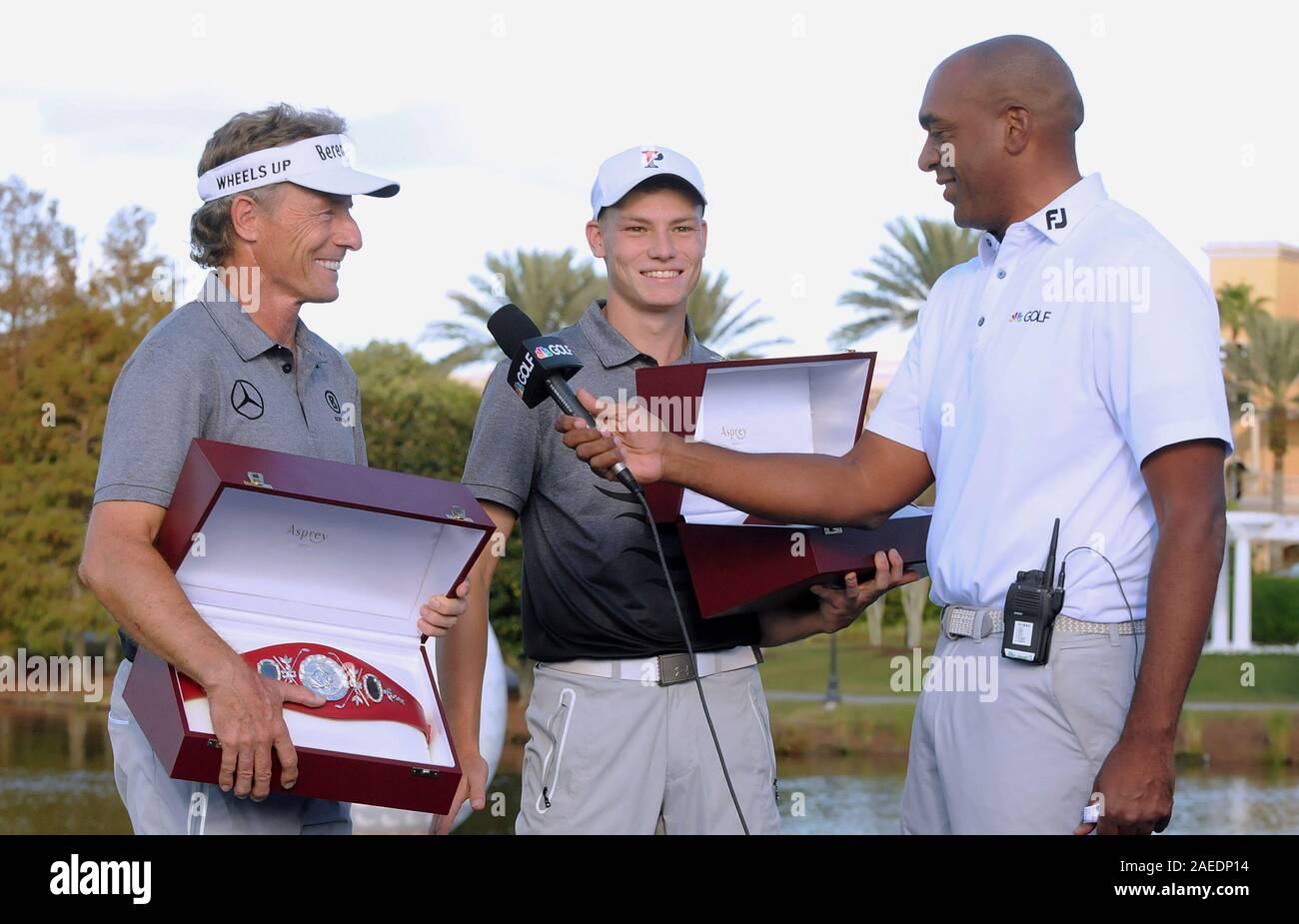 Bernhard Langer (sinistra) e suo figlio, Jason, vengono intervistati dopo aver vinto il PNC padre figlio sfida torneo di golf al Ritz-Carlton Golf Club a Orlando. Foto Stock