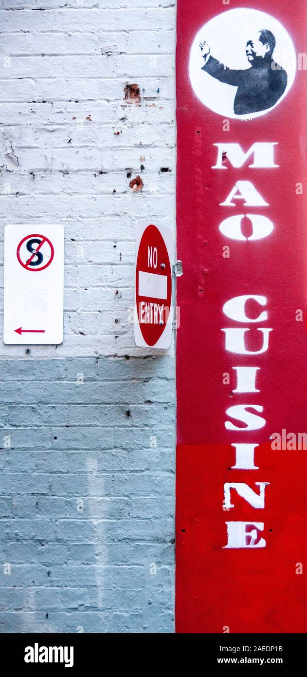 Melbourne, Australia - 15 Novembre 2009: firmare in Chinatown pubblicizza bianco su rosso Cucina Mao con l immagine di massa assassino e dittatore comunista Foto Stock