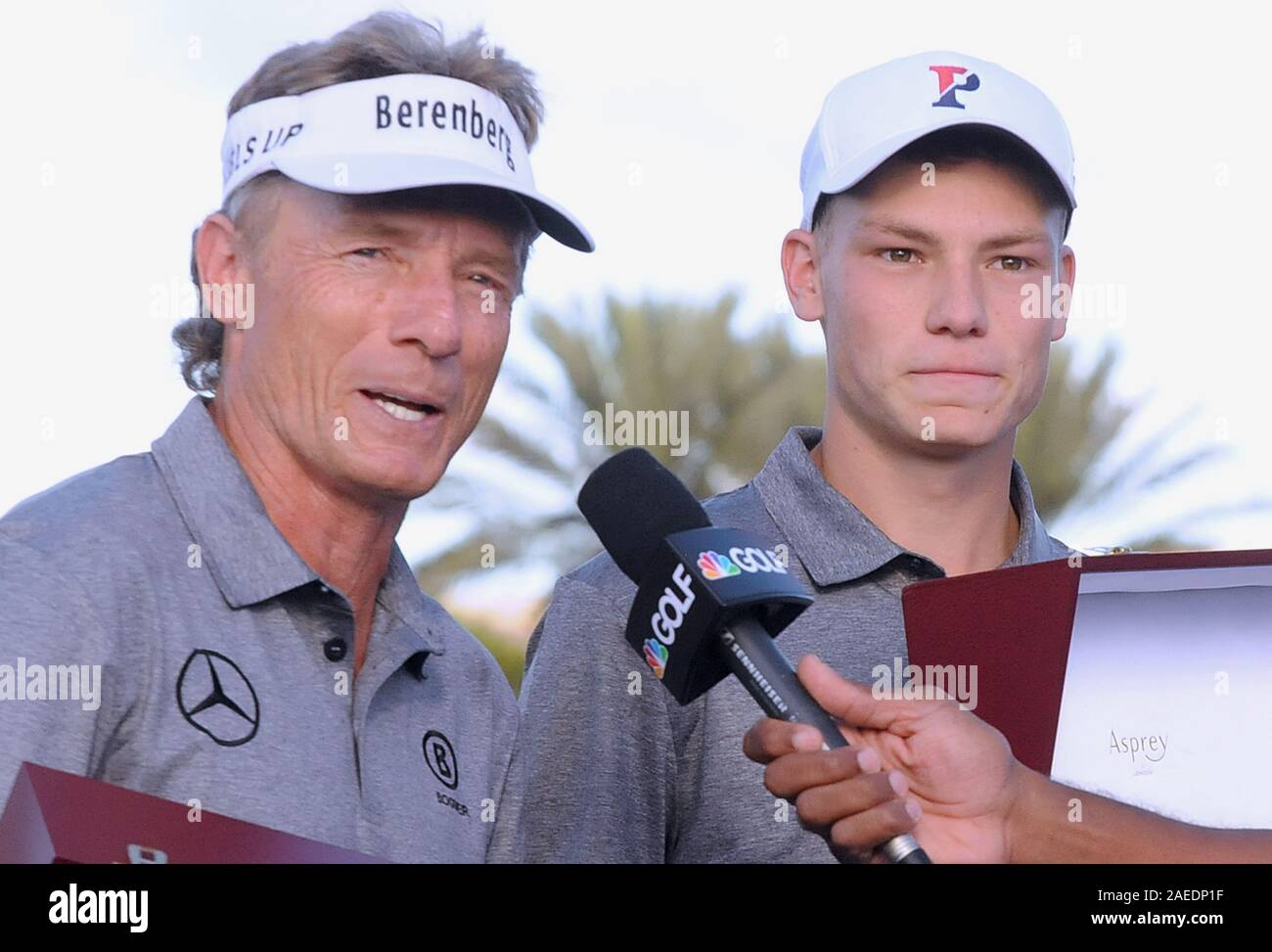 Bernhard Langer (sinistra) grazie alla folla durante un'intervista mentre suo figlio, Jason, guarda su dopo il duo di vincere il PNC padre figlio sfida torneo di golf al Ritz-Carlton Golf Club a Orlando. Foto Stock