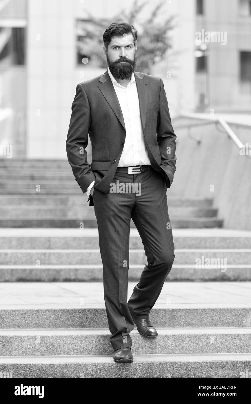 Fondatore business di successo. Conquista il mondo del business. Uomo Barbuto di andare a lavorare. Uomo d'affari nella città moderna. Inizio della giornata lavorativa. Motivati per il successo. Lavoratore di ufficio con fiducia il passo sulle scale. Foto Stock