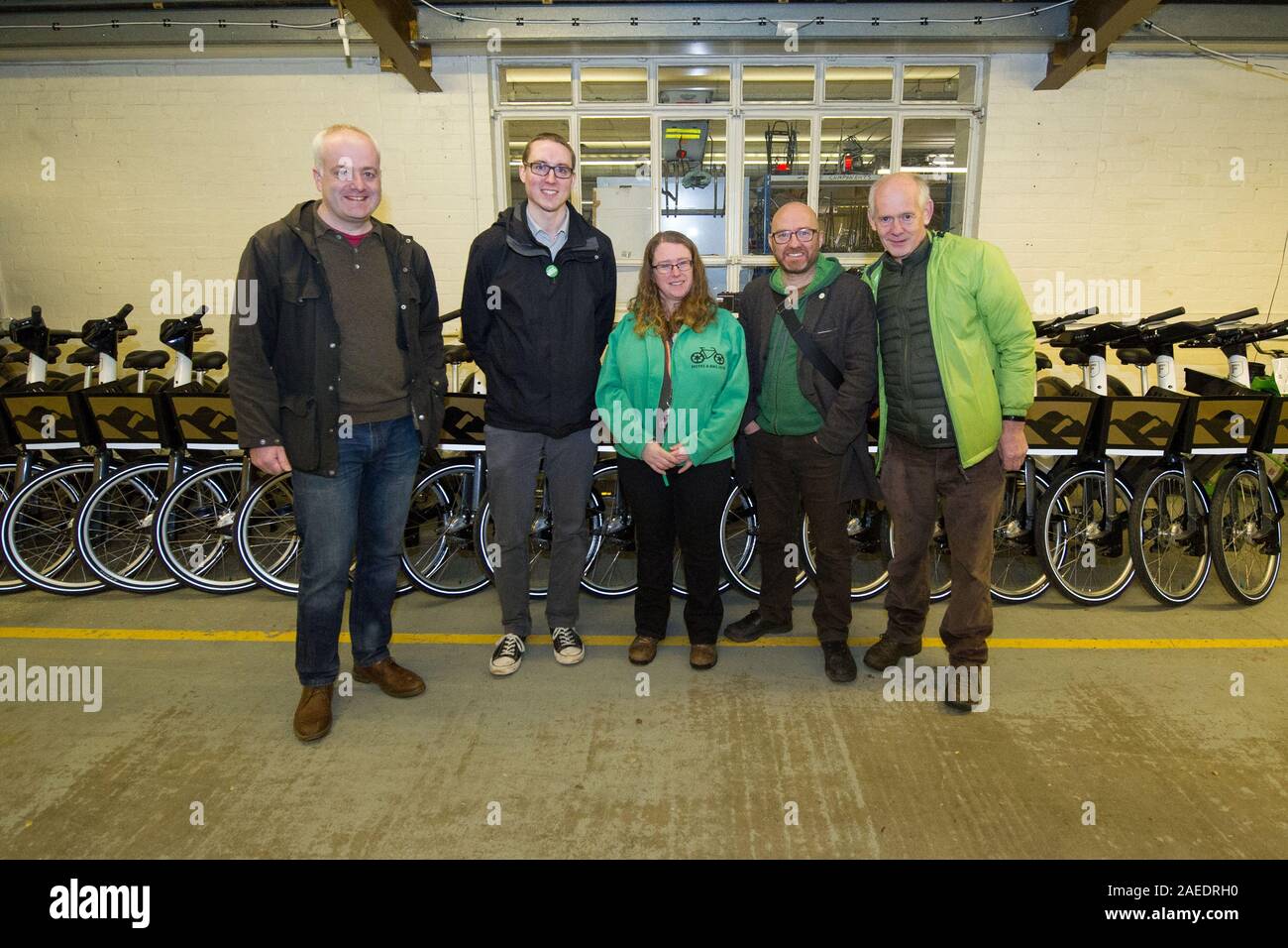 Glasgow, Regno Unito. Il 23 novembre 2019. Nella foto: (L-R) Mark Ruskell MSP; Brian Quinn - Scottish verdi candidato per Stirling; Angela Barron - Direttore per Recyke-a-bike; Patrick Harvie MSP - Co leader dello Scottish Partito Verde; Cllr Alasdair Tollemache - Scottish Greens coucillor per Stirling. Scottish verdi co-leader Patrick Harvie aderiranno all ambiente portavoce Mark Ruskell MSP e Scottish verdi candidato per Stirling Bryan Quinn per la riparazione di alcune biciclette. Credito: Colin Fisher/Alamy Live News. Foto Stock