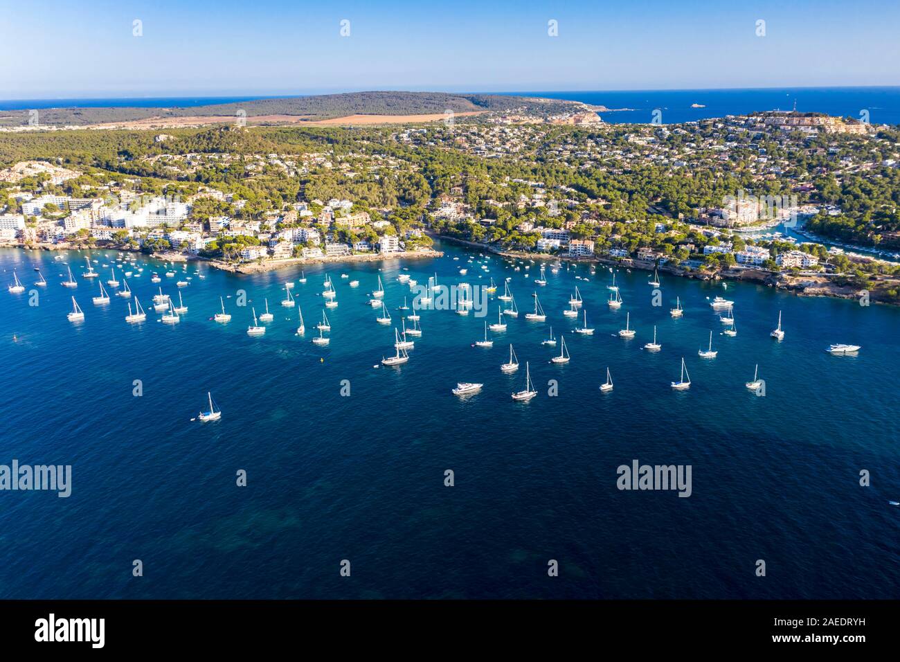 Foto aerea, la vista della Costa de la Calma e Santa Ponca coste, i complessi alberghieri e barche a vela in acqua, Costa de la Calma, regione Caliva Foto Stock