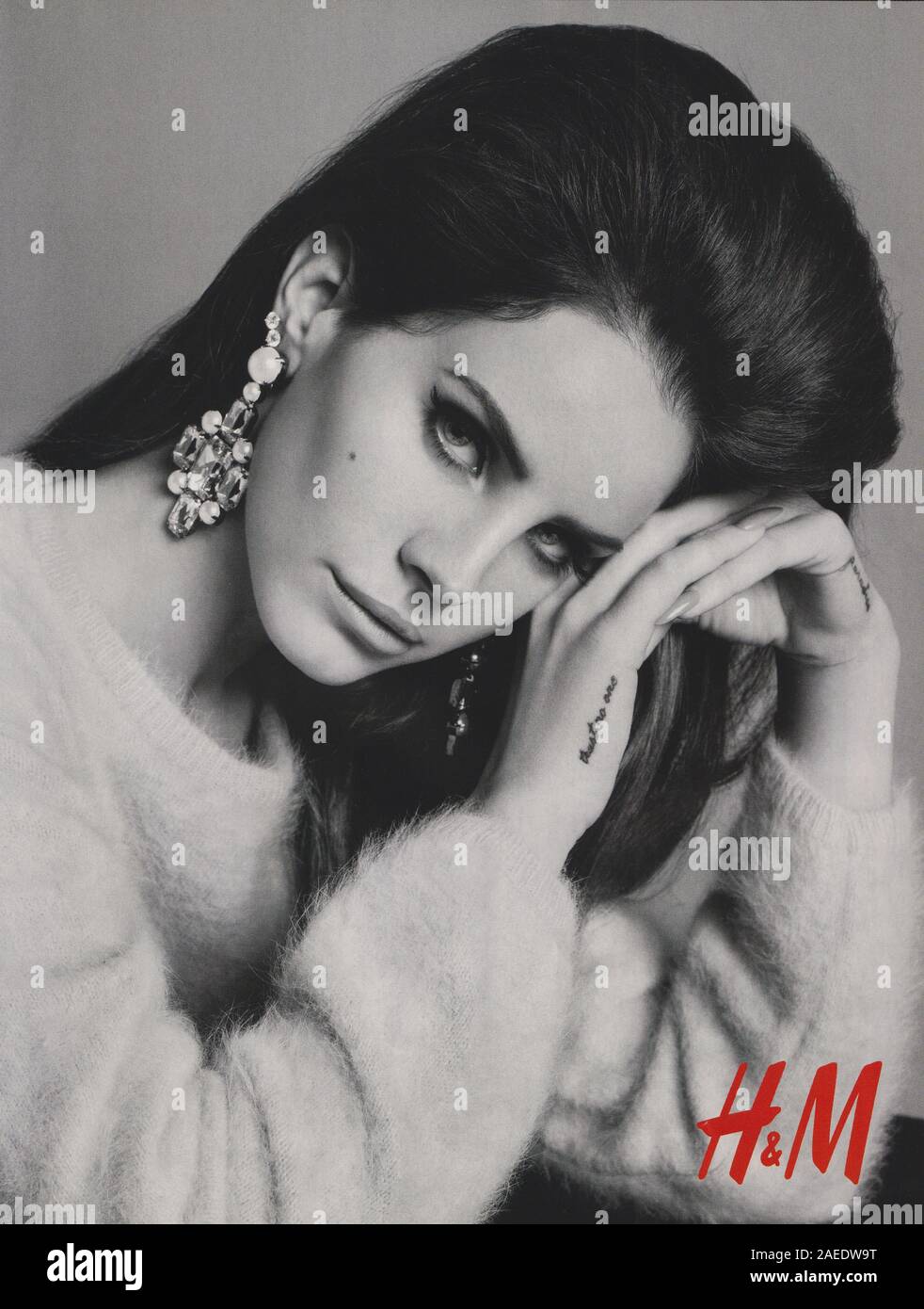 Poster pubblicitario H&M su rivista cartacea del 2012, pubblicità, pubblicità creativa Hennes & Mauritz degli anni '2010 Foto Stock