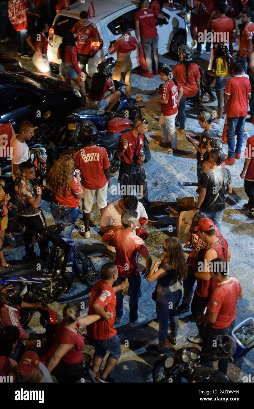 Migliaia di seguaci prendere le strade per celebrare la vittoria dell'America de Cali soccer team contro Junior de Barranquilla in Colombia la Liga Agui Foto Stock