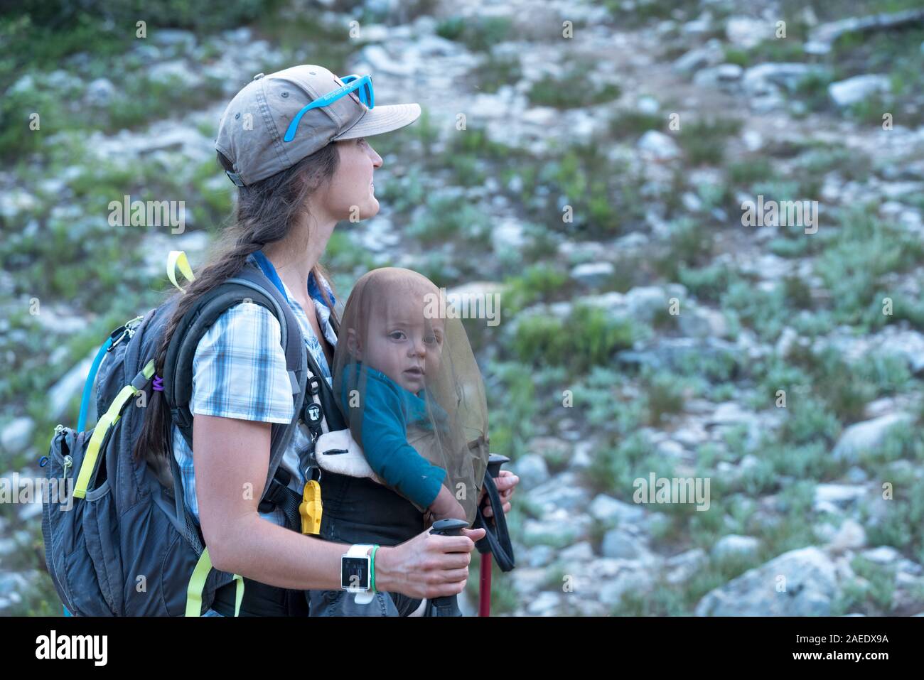 La madre che porta il suo bambino su una escursione in Idaho Le Sawtooth Mountains. Foto Stock