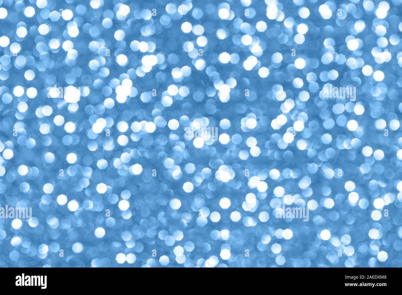 Moderno e bellissimo sfondo olografico di holiday lights bokeh di fondo nel quartiere alla moda di colore blu. Colore dell'anno 2020 concept. Wallpaper design. Foto Stock