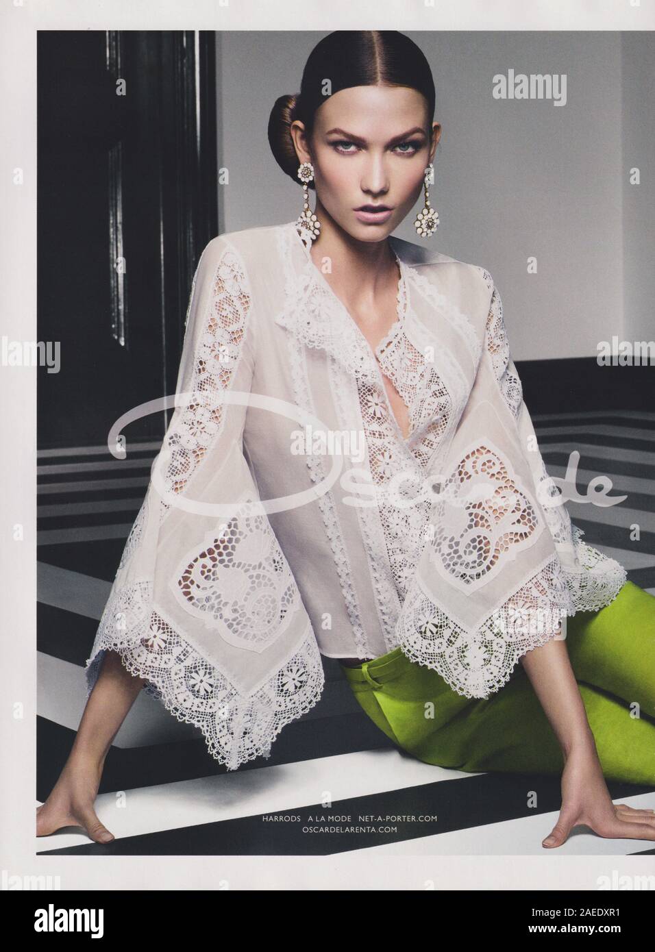 Poster pubblicitari Oscar de la Renta Casa di moda con Karlie Kloss in magazzino carta 2012, pubblicità creative Oscar de la Renta 2010s annuncio Foto Stock