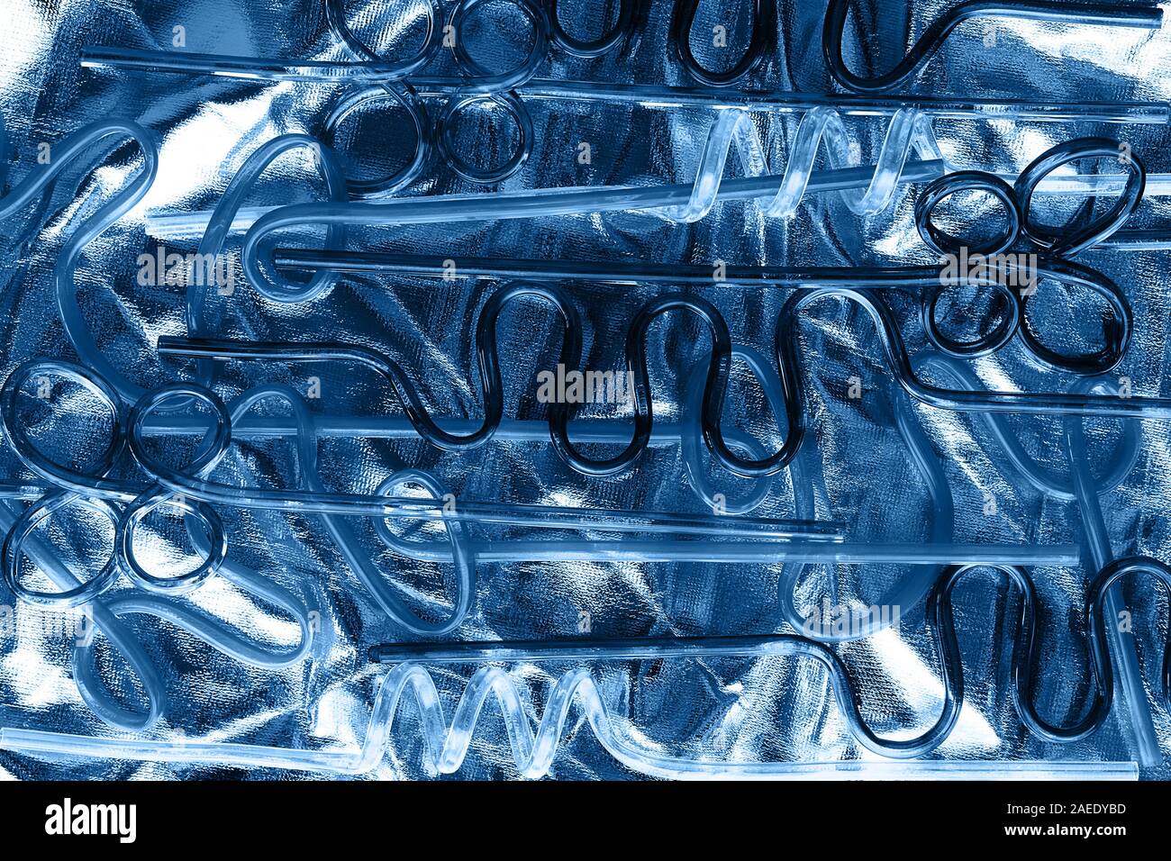 Neon di cannucce di plastica per bevande. La versione moderna del concetto di eco nel quartiere alla moda di colore blu. Colore dell'anno 2020 concept. Foto Stock