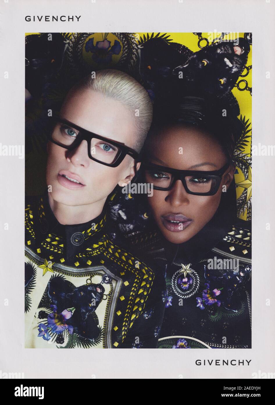 Poster pubblicitario casa di moda Givenchy su rivista cartacea da 2012 anni, pubblicità, pubblicità creativa Givenchy da 2010 anni Foto Stock