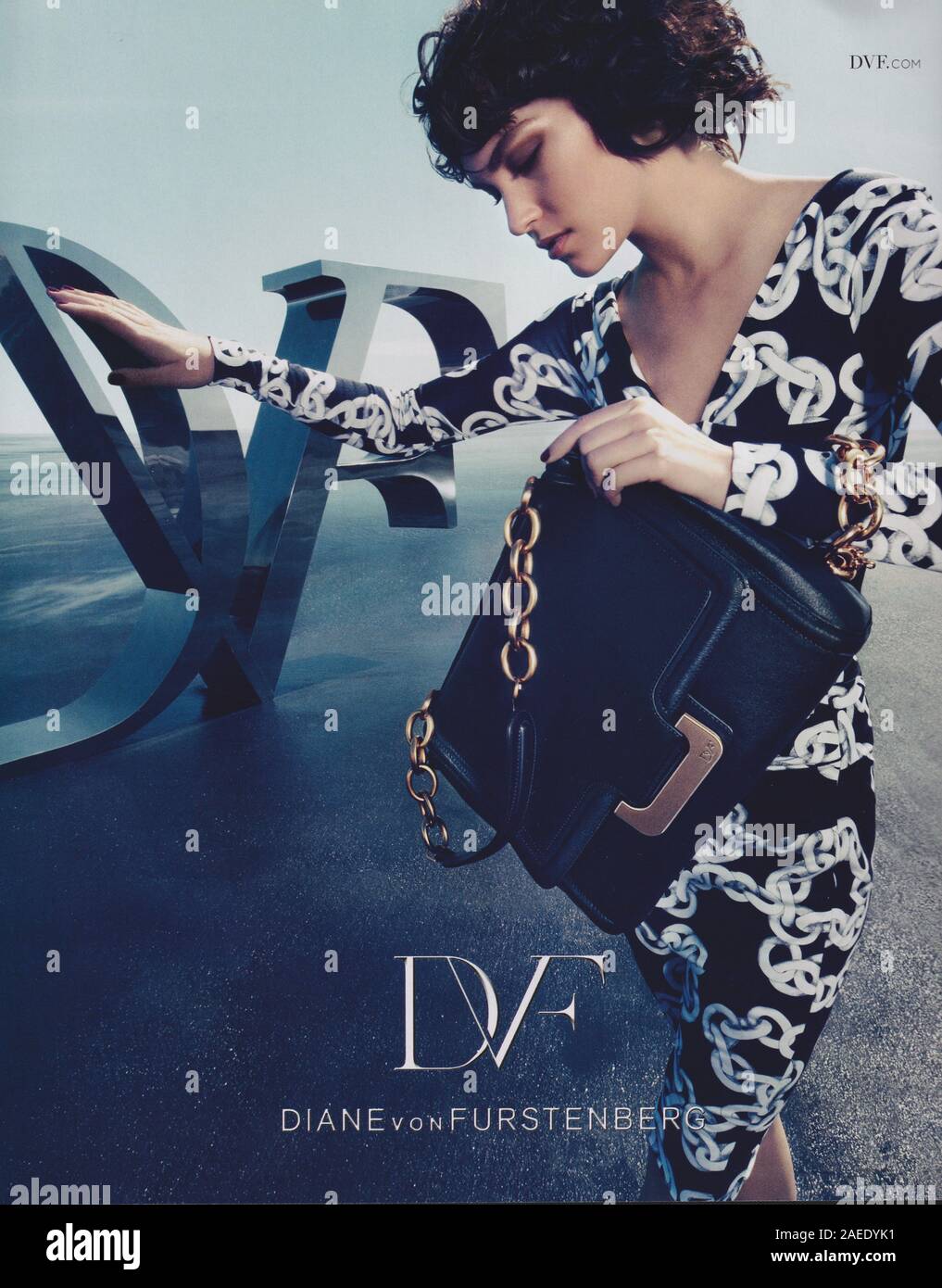 Poster pubblicitario Diane Von Furstenberg, casa di moda con Arizona Muse, su rivista cartacea dell'anno 2012, pubblicità, pubblicità creativa degli anni '2010 Foto Stock
