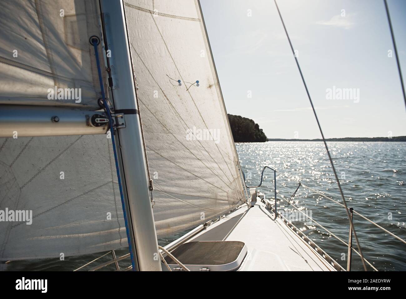 Barca a vela, vista dal ponte dello yacht. Vacanza su una barca. Foto Stock