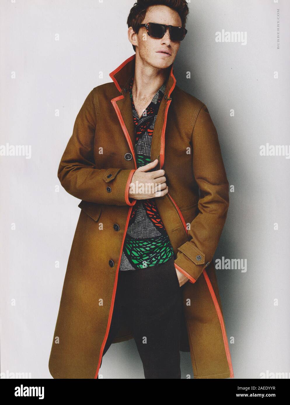 Poster pubblicitari Burberry fashion house con Eddie Redmayne in magazzino carta dal 2012 anno, pubblicità creative Burberry annuncio da 2010s Foto Stock
