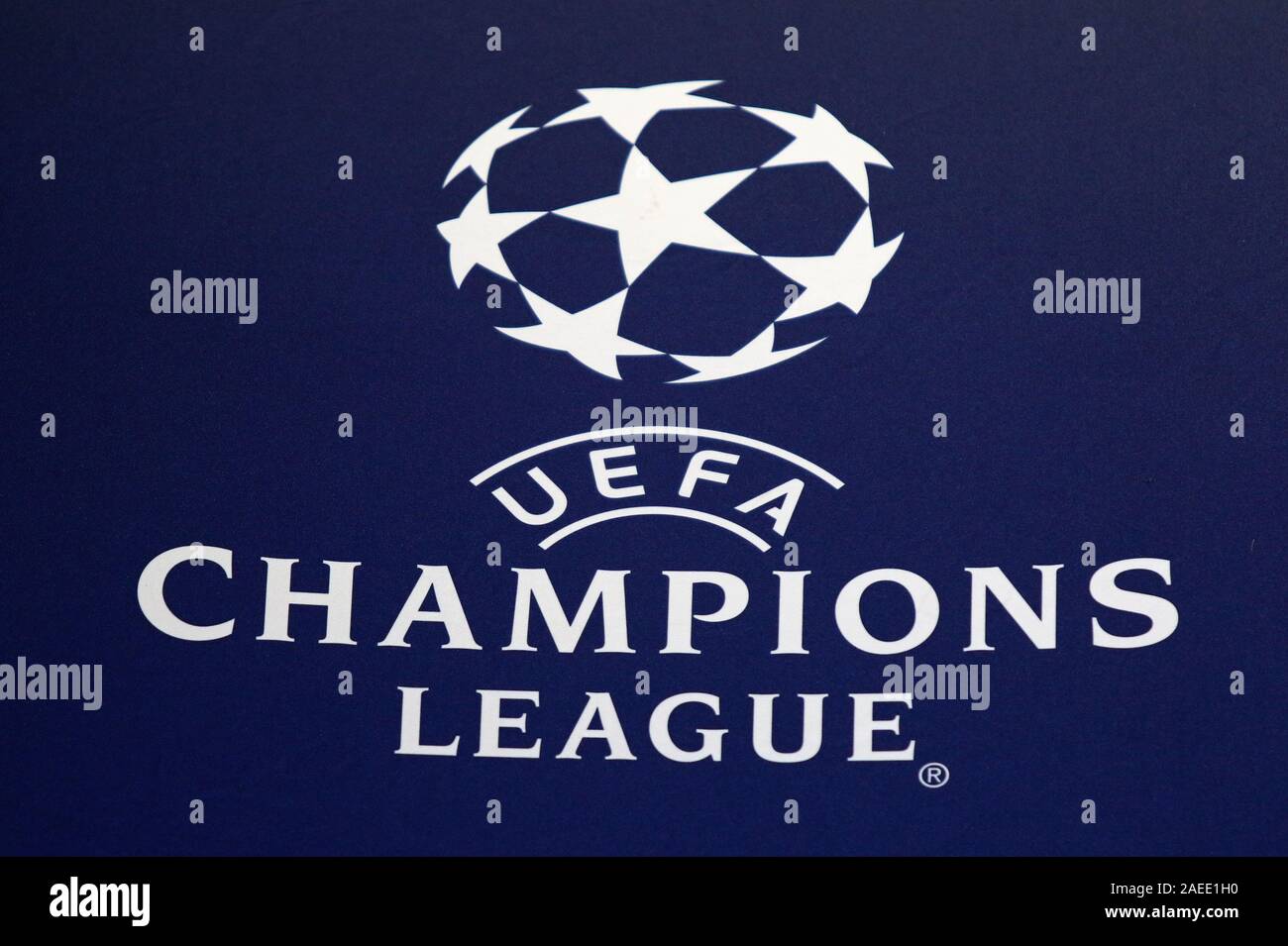 Praga, Czechia - Ottobre 23, 2019: ufficiale UEFA Champions League logo sulla scheda di decorazione visto durante la UEFA Champions League tra Slavia Praga e Barcellona a Eden Arena di Praga Foto Stock