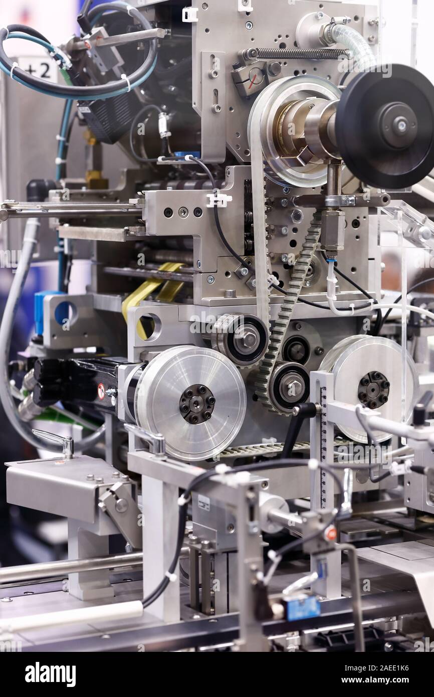 Vista in dettaglio di una sostanza farmaceutica macchina confezionatrice. Messa a fuoco selettiva. Foto Stock