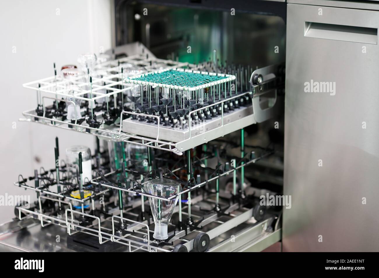 Professional completamente automatico la vetreria di laboratorio la rondella con sistemi di iniezione diretta su due livelli di lavaggio. Foto Stock