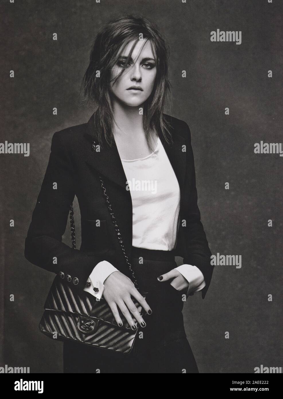 Poster pubblicità CHANEL con Kristen Stewart in rivista cartacea del 2015,  pubblicità, pubblicità CHANEL creativa annunci del 2010s Foto stock - Alamy