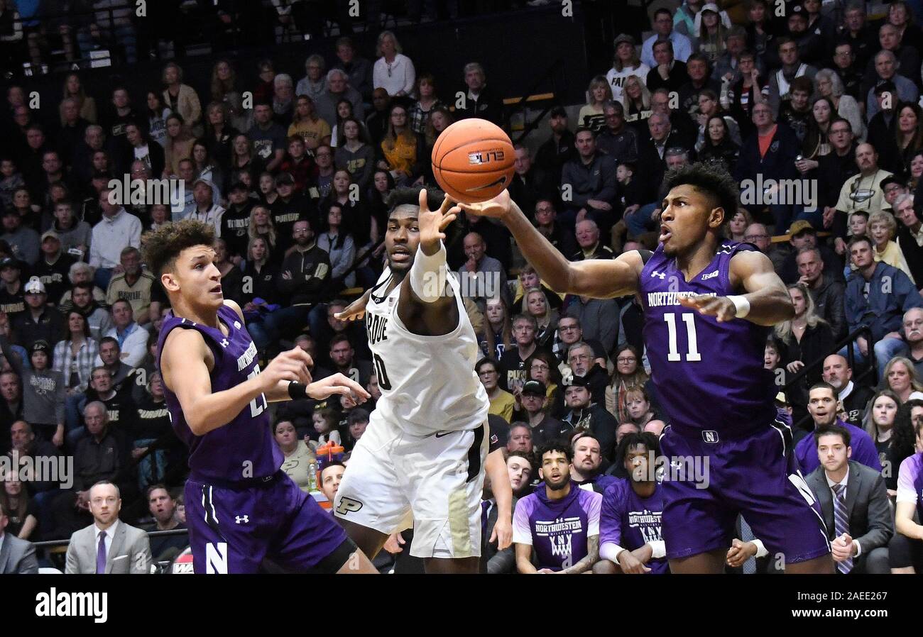 8 dicembre, 2019; West Lafayette, IN, Stati Uniti d'America; Purdue Boilermakers avanti Trevion Williams (50) raggiunge per la palla con la Northwestern Wildcats guard Anthony Gaines (11) durante la prima metà di pallacanestro del NCAA azione tra la Northwestern Wildcats e la Purdue Boilermakers In Mackey Arena in West Lafayette, IN Sandra Duchi/CSM Foto Stock